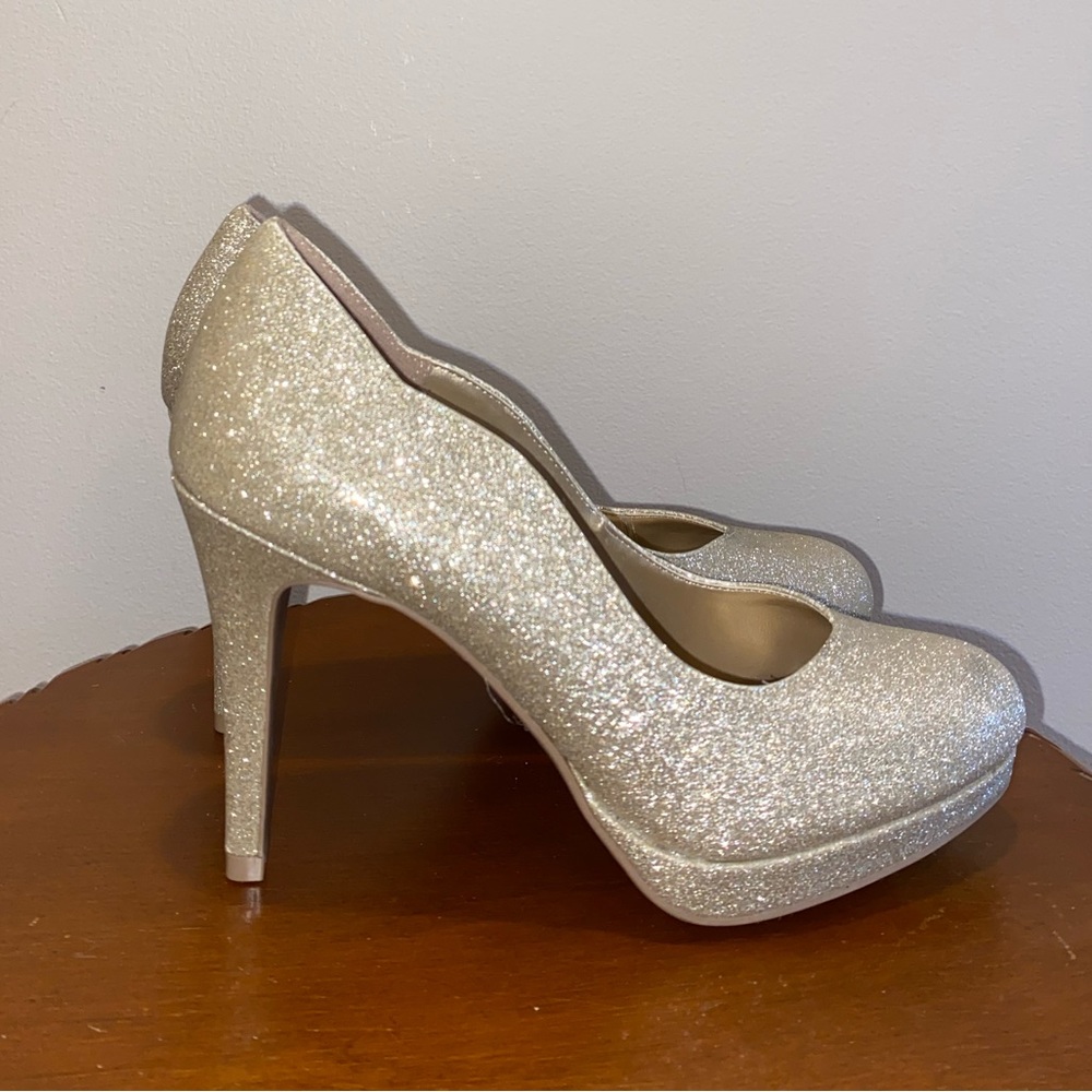 Size 6 Fiona 4” heel shoes in sparkle gold tone NEW